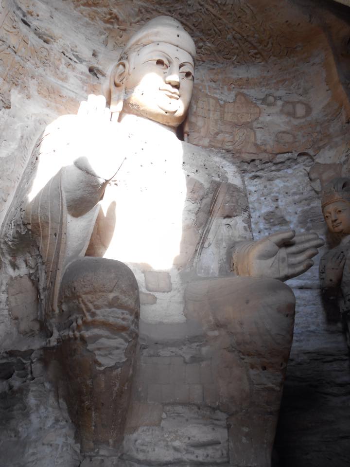 bouddha sculpté dans la roche