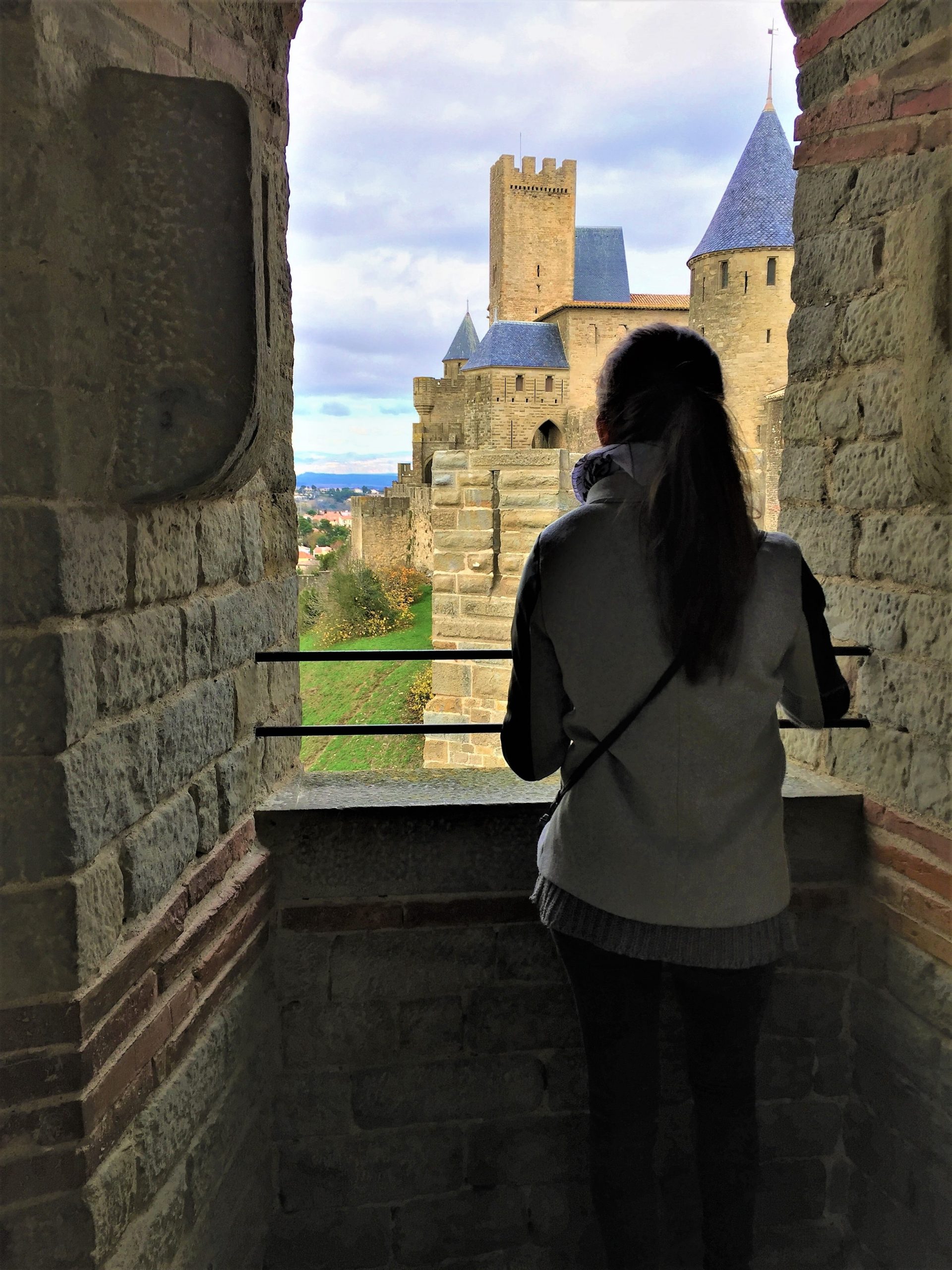 Kiki dans la cite de carcassonne