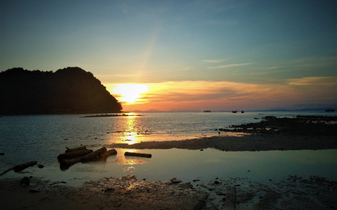 loh lana bay coucher de soleil