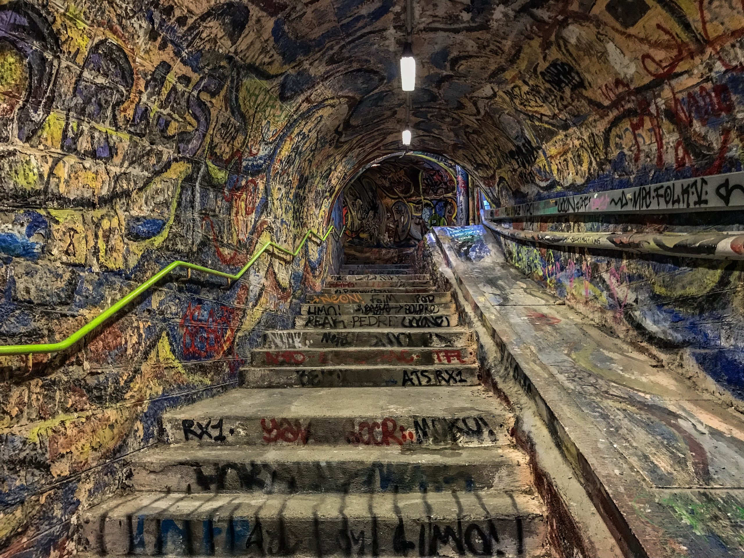 street art cerbere tunnel
