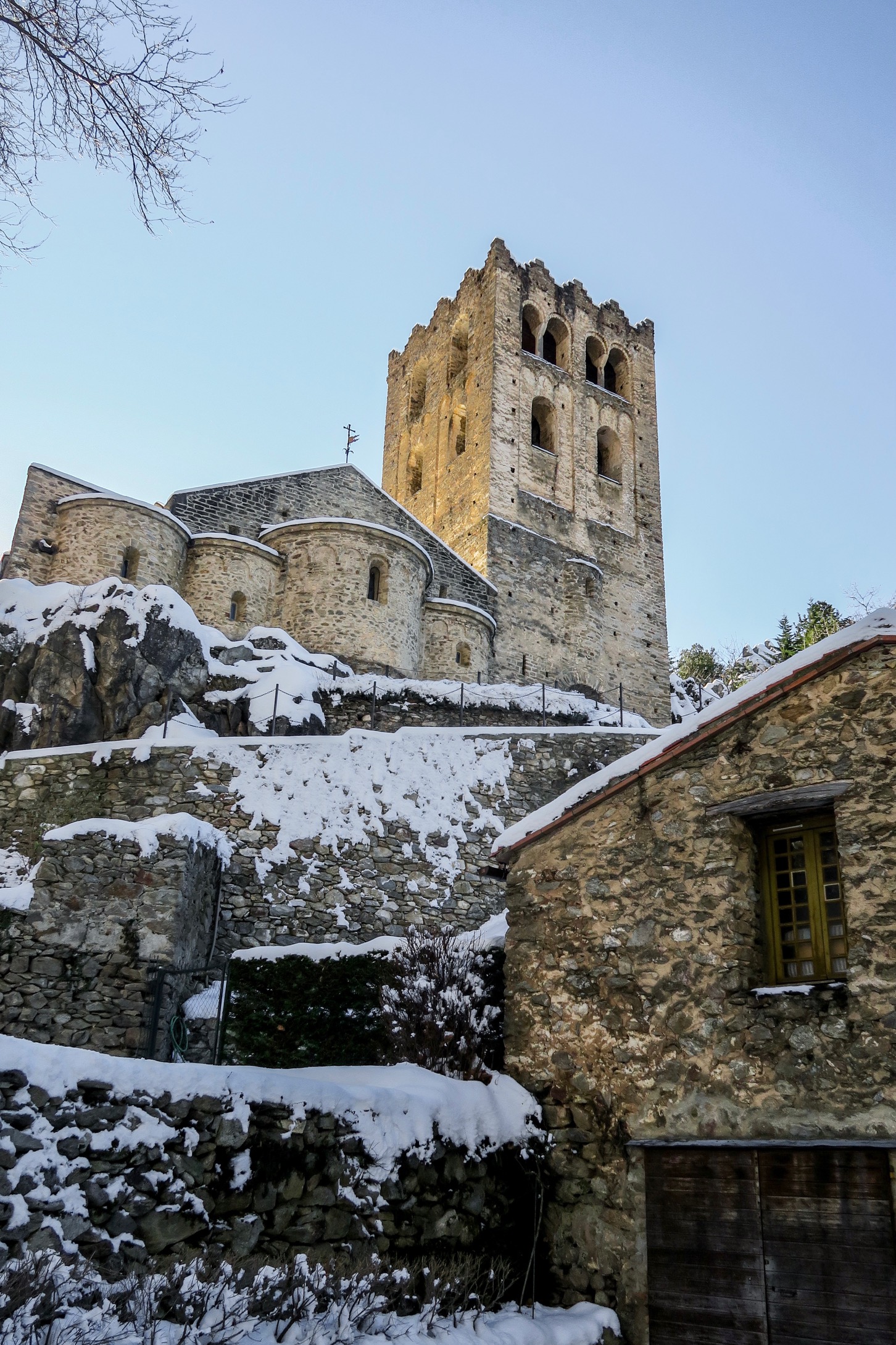 abbaye saint martin du canigo sous la neige
