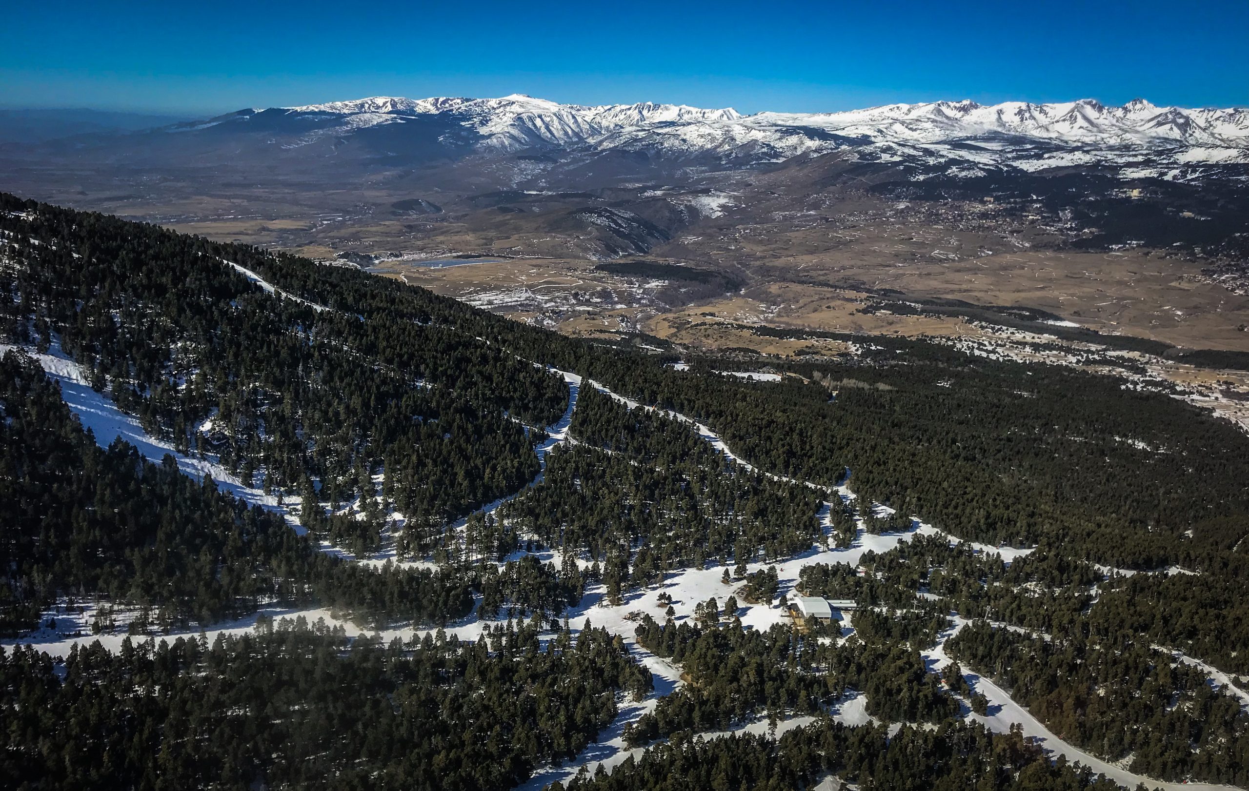 les pyrénées catalanes vue du ciel