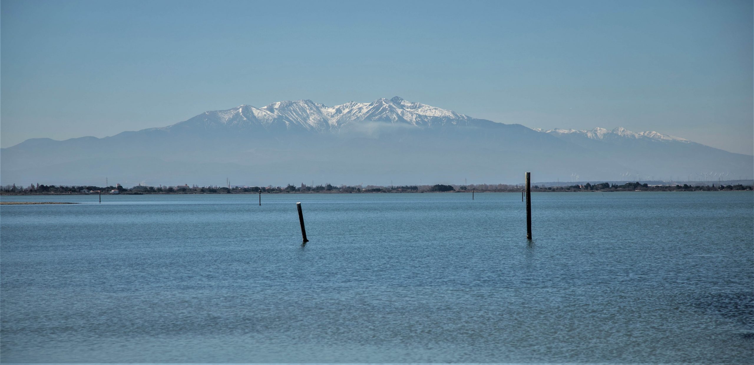 Le Mont Canigou depuis la presqu'île Cap Coudalere