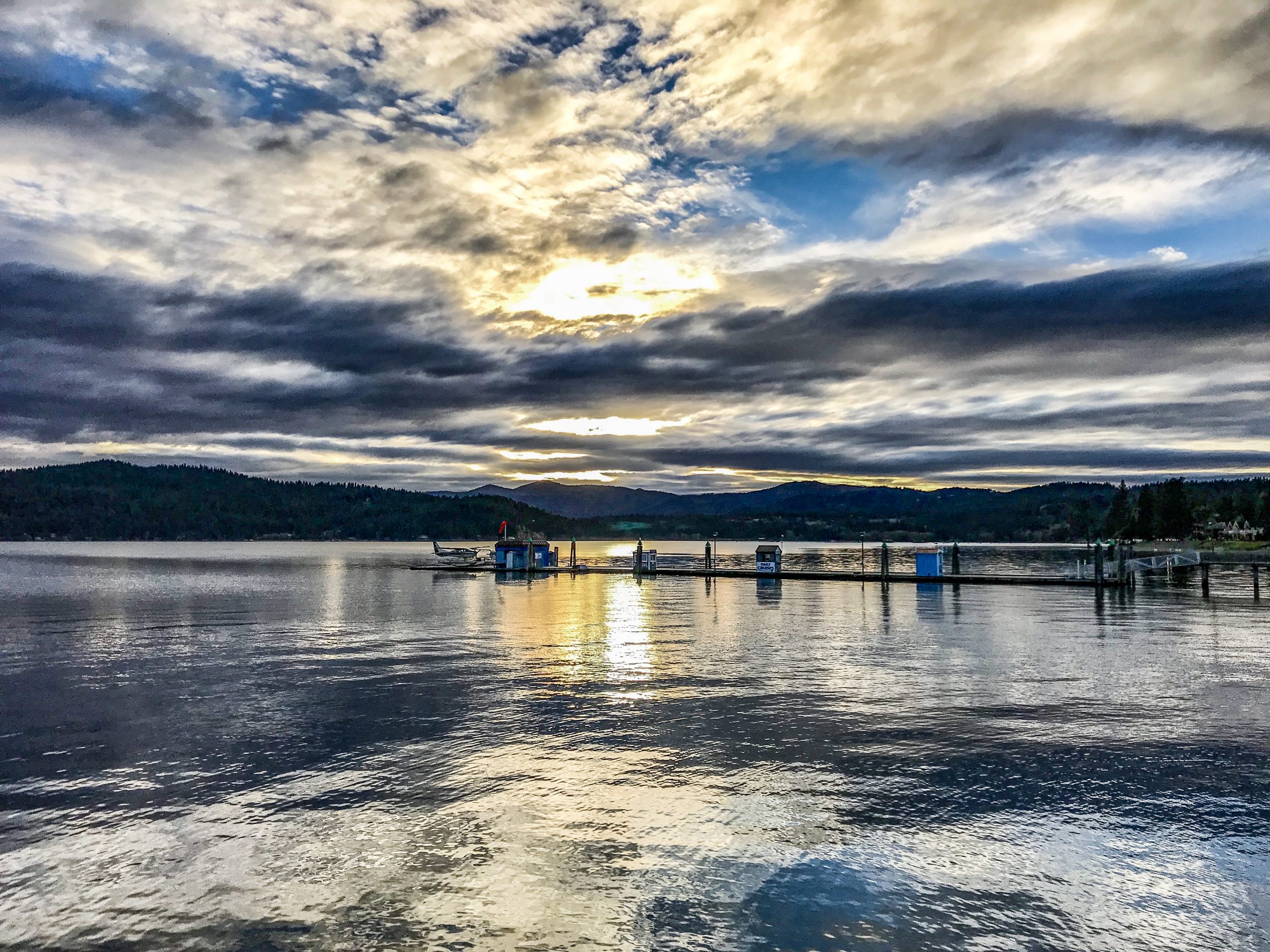 Le lac coeur d'alene à la golden hour