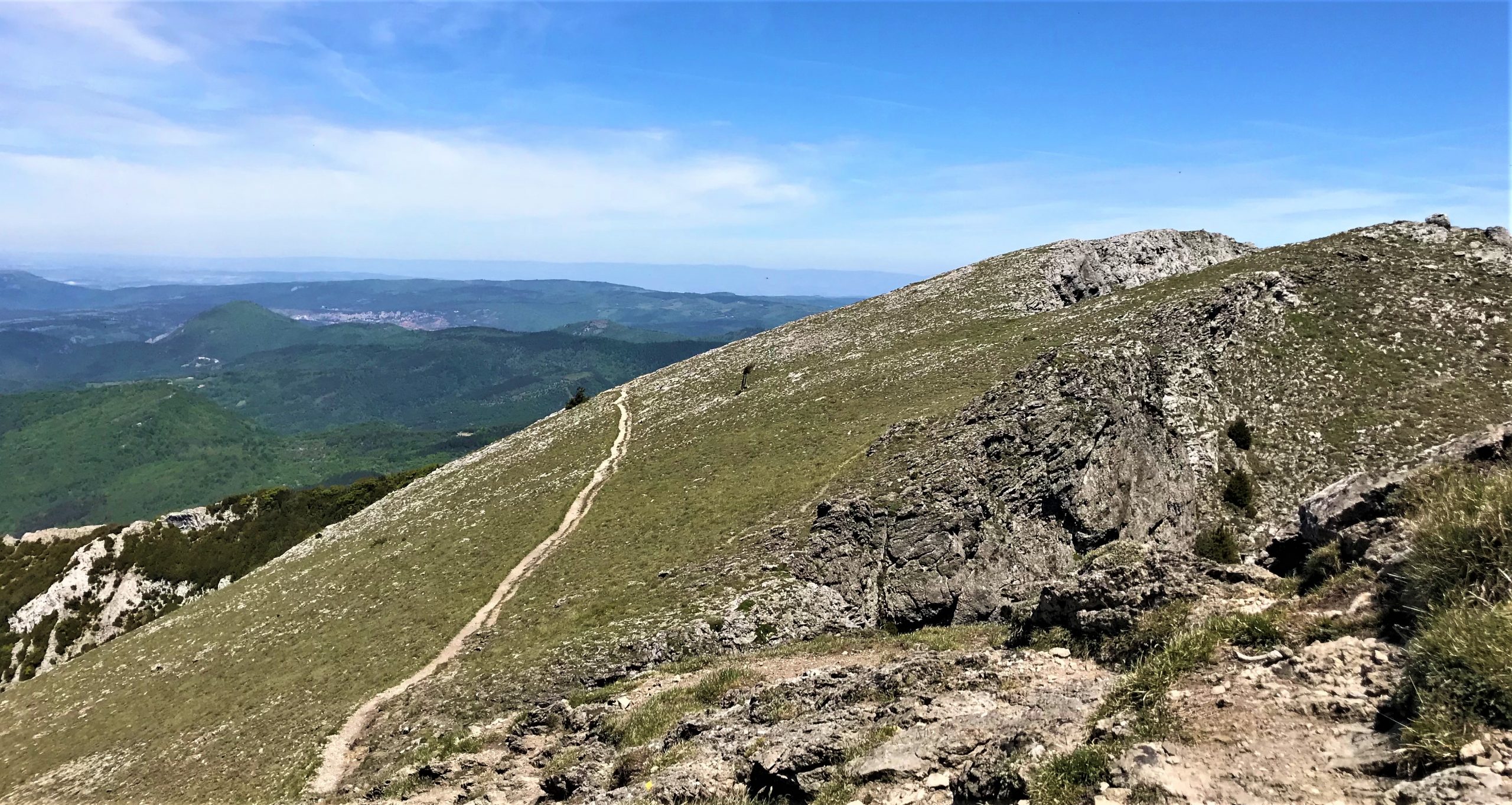 sentier qui mène au pech de bugarach