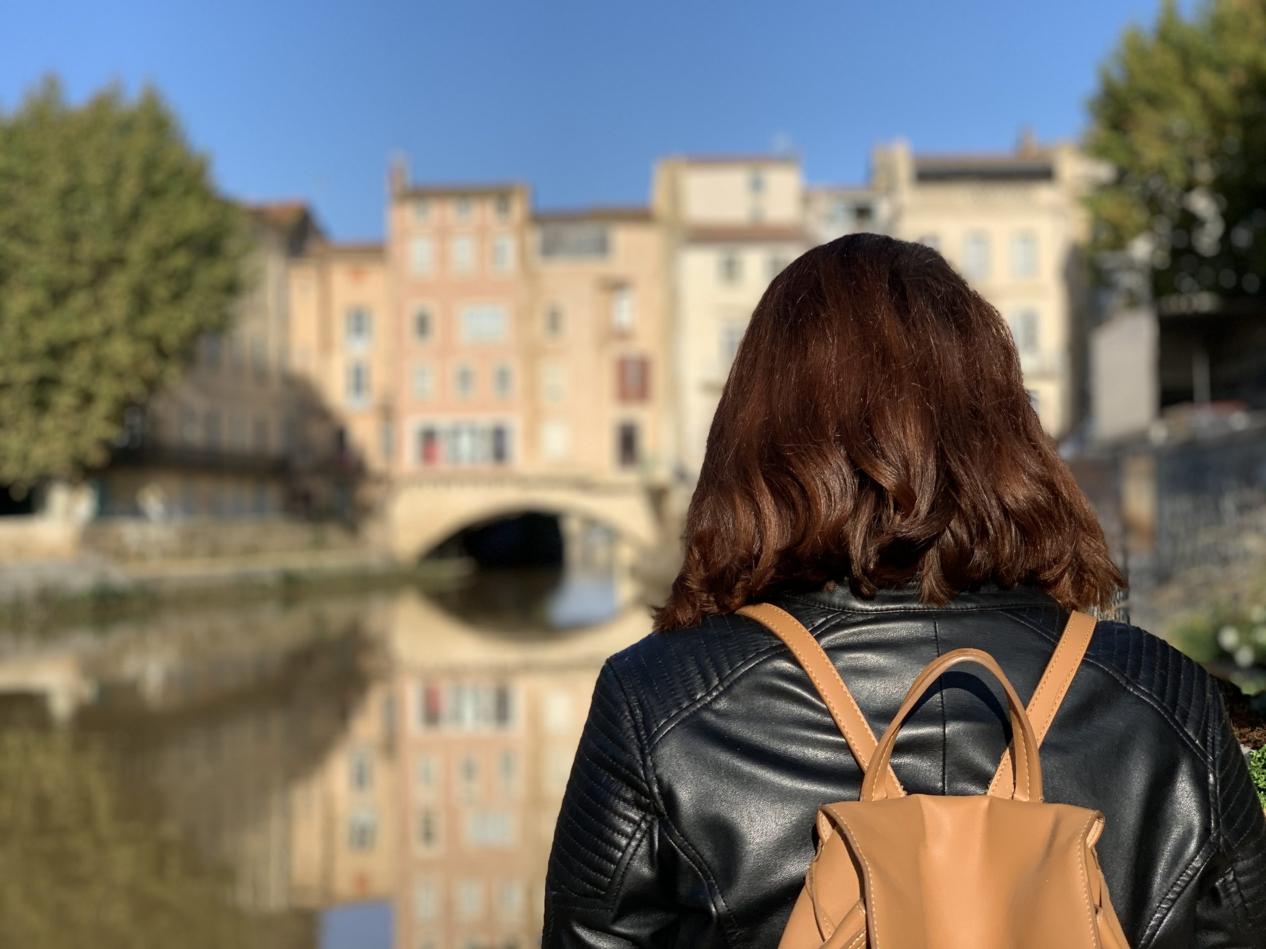 Virginie devant le canal de la robine