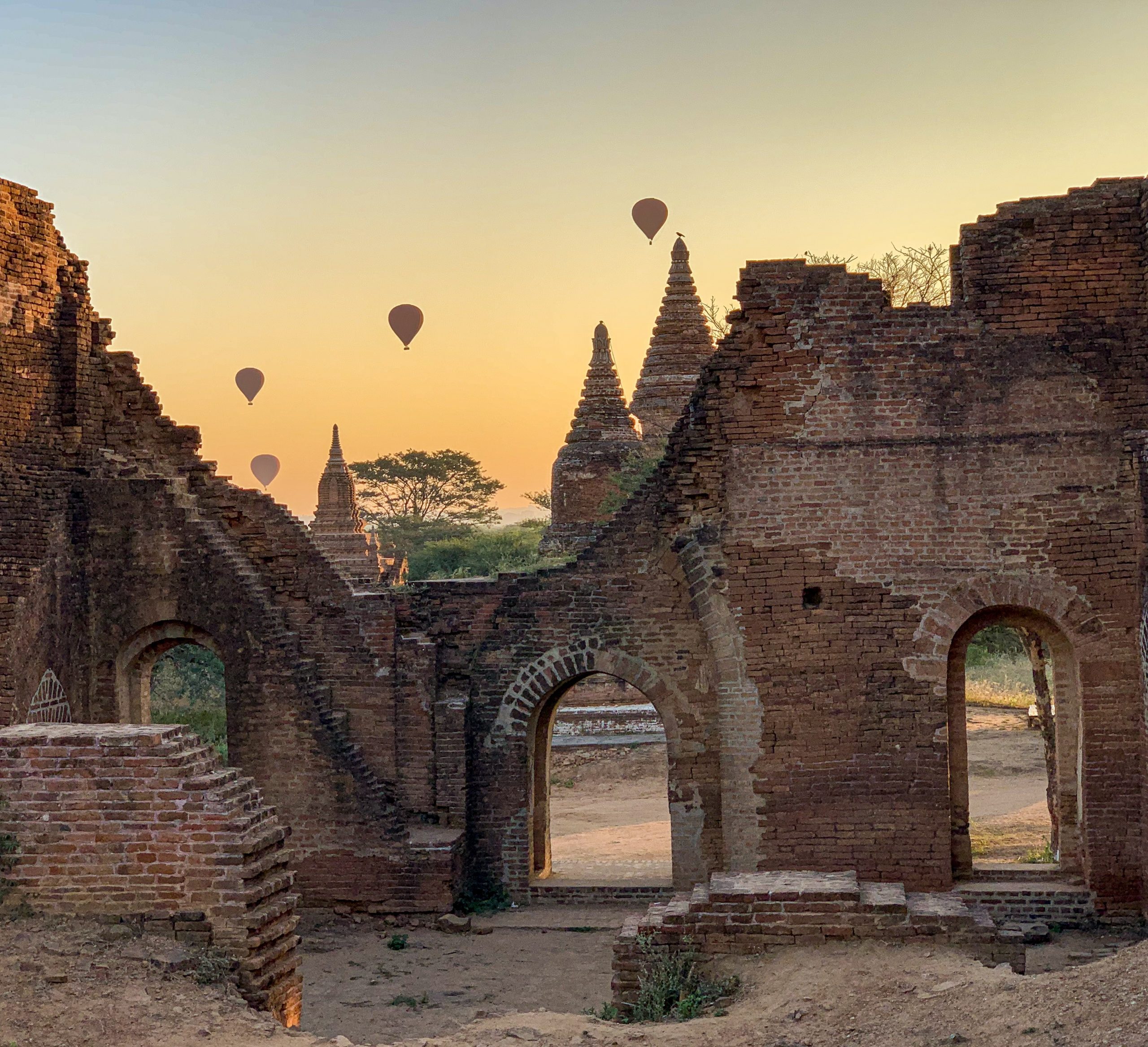 lever de soleil à bagan en birmanie