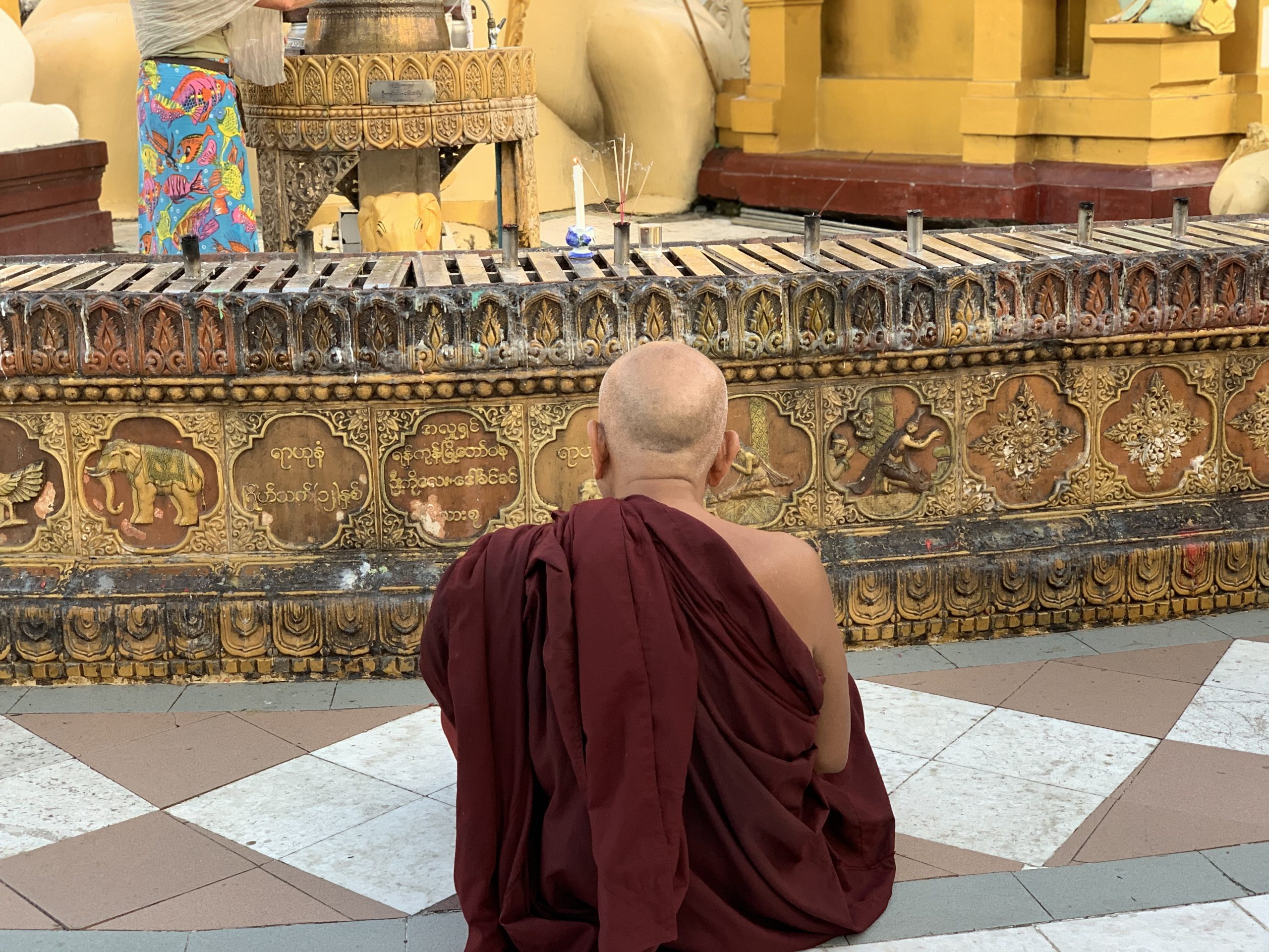 Moine à la pagode Shwedagon