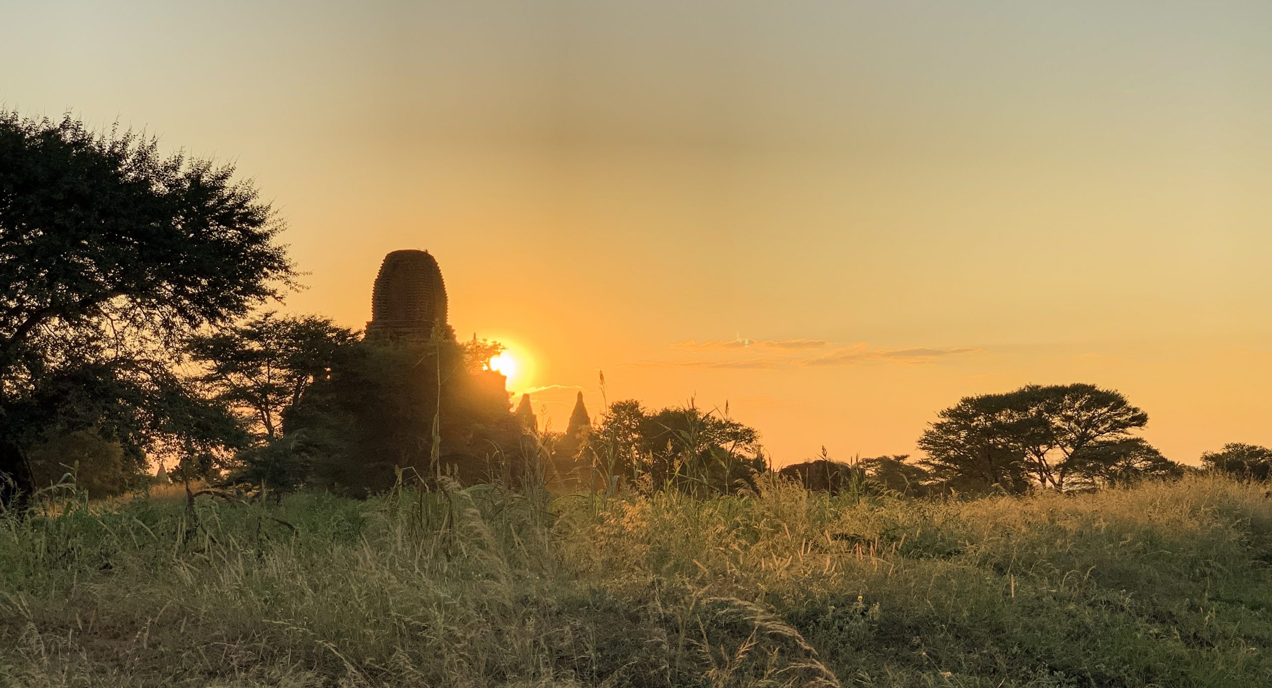 coucher de soleil sur la plaine de bagan au myanmar