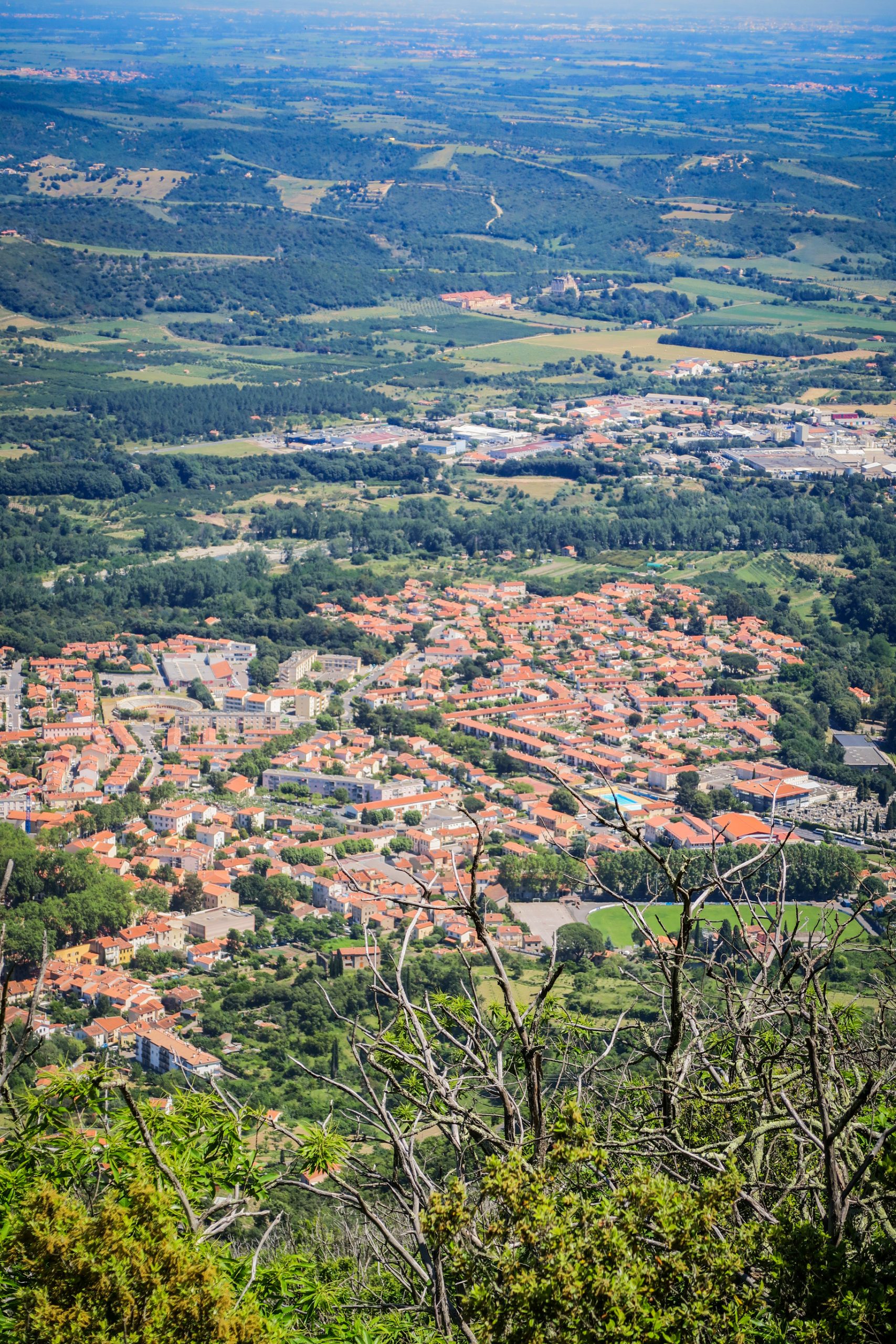 panorama sur la ville de céret depuis le pic de garces