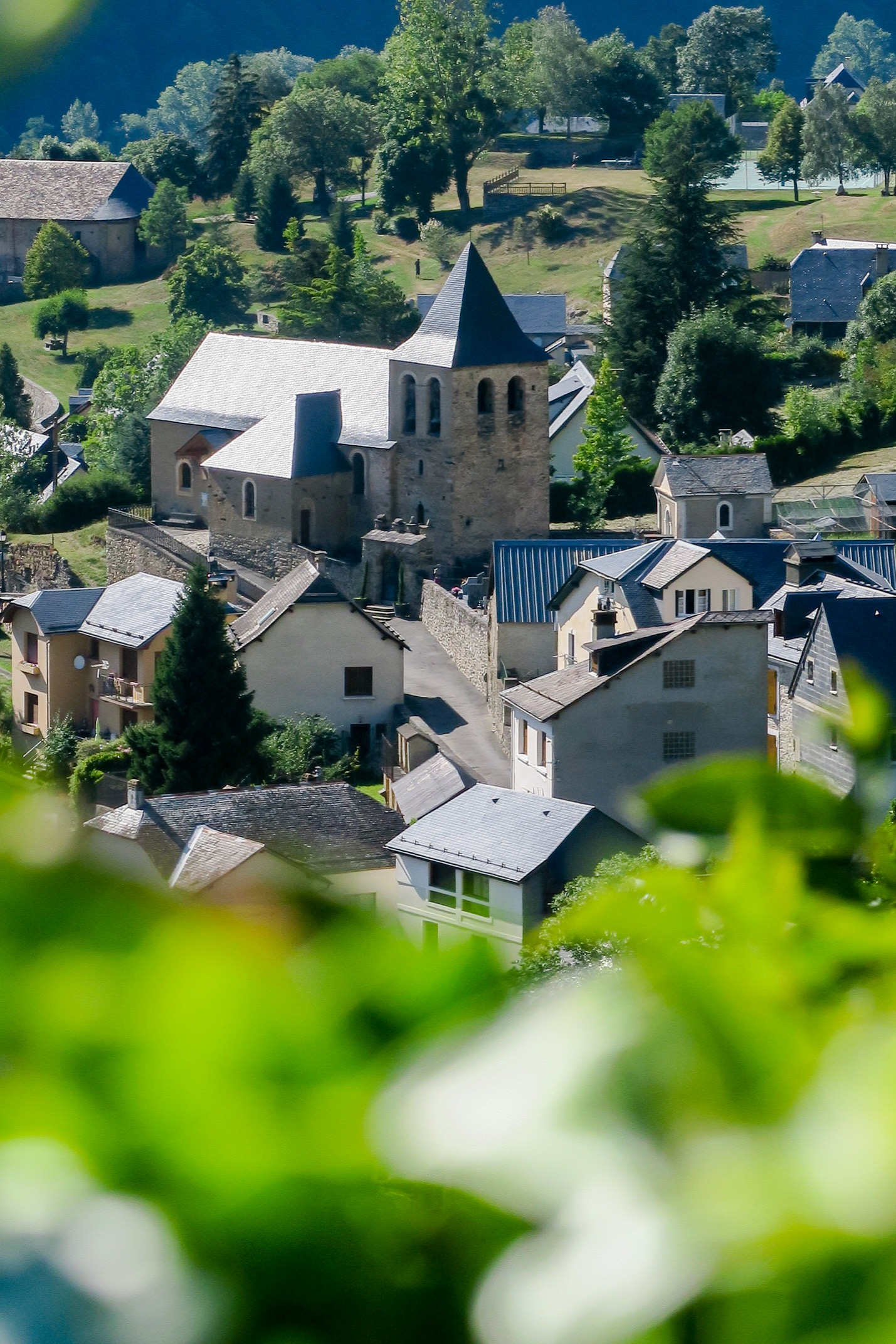 vue sur esquieze sere depuis le chateau sainte marie