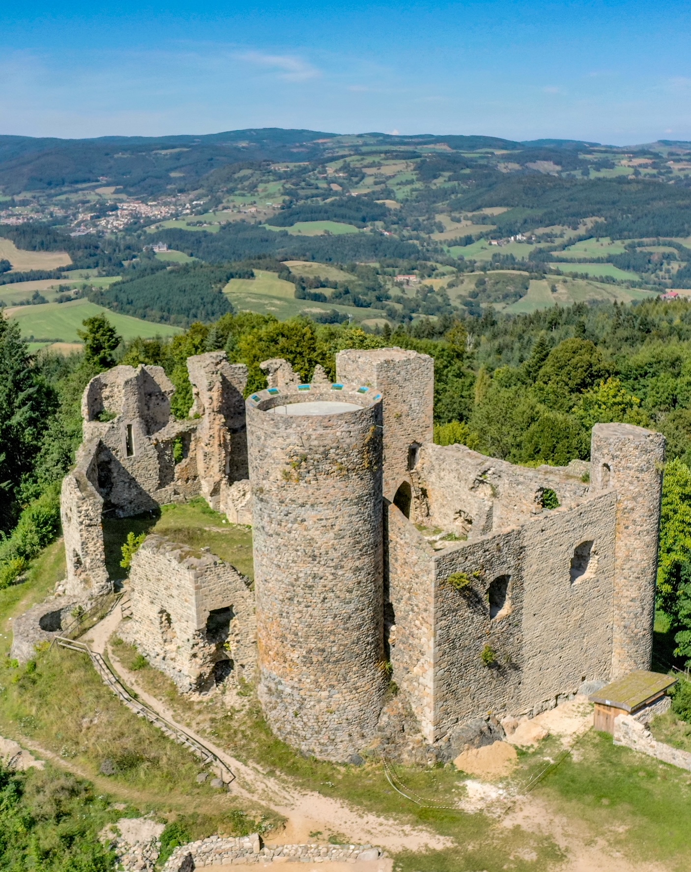 chateau des cornes d'urfé en drone 42