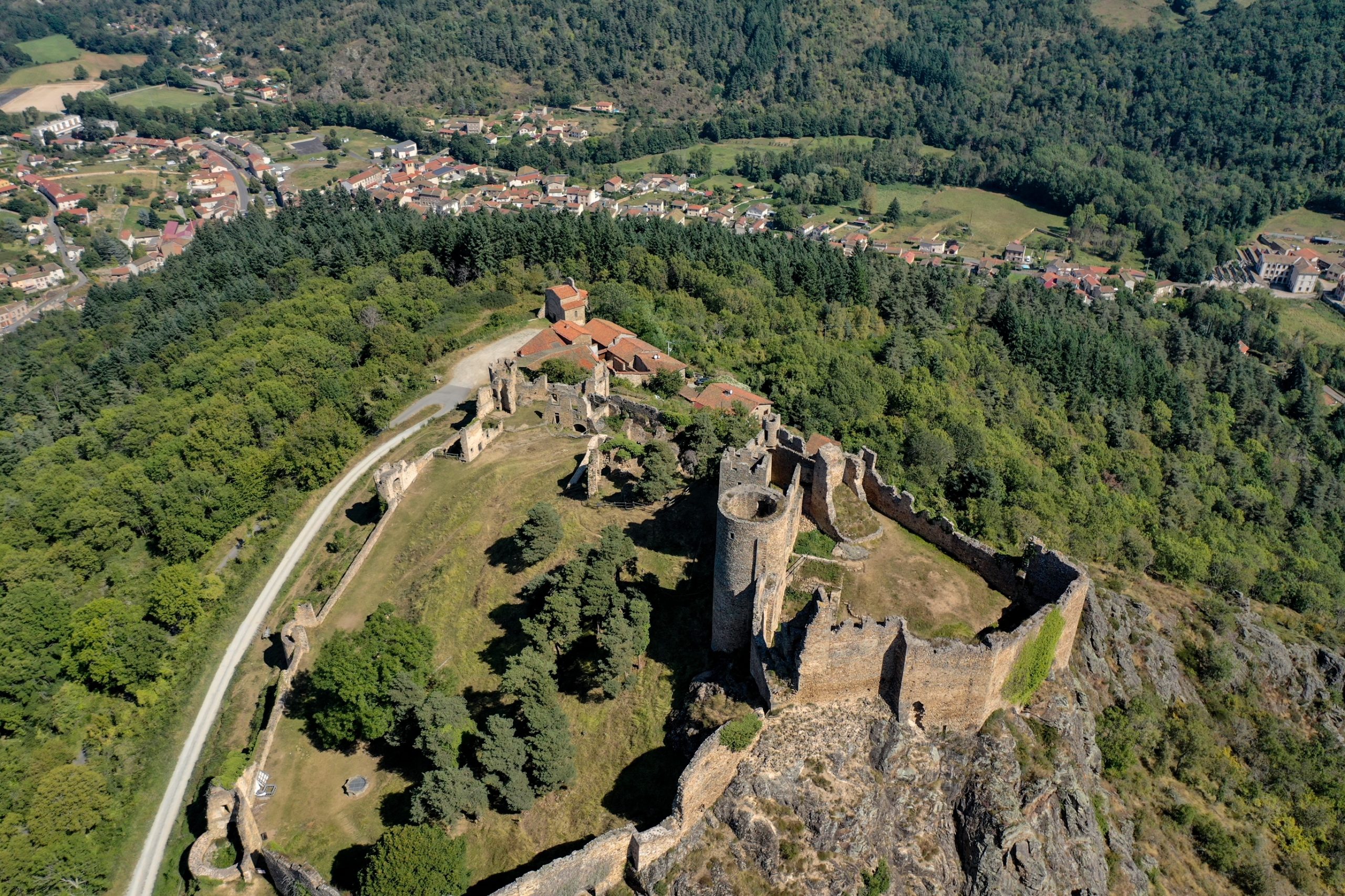 chateau de couzan vu du ciel