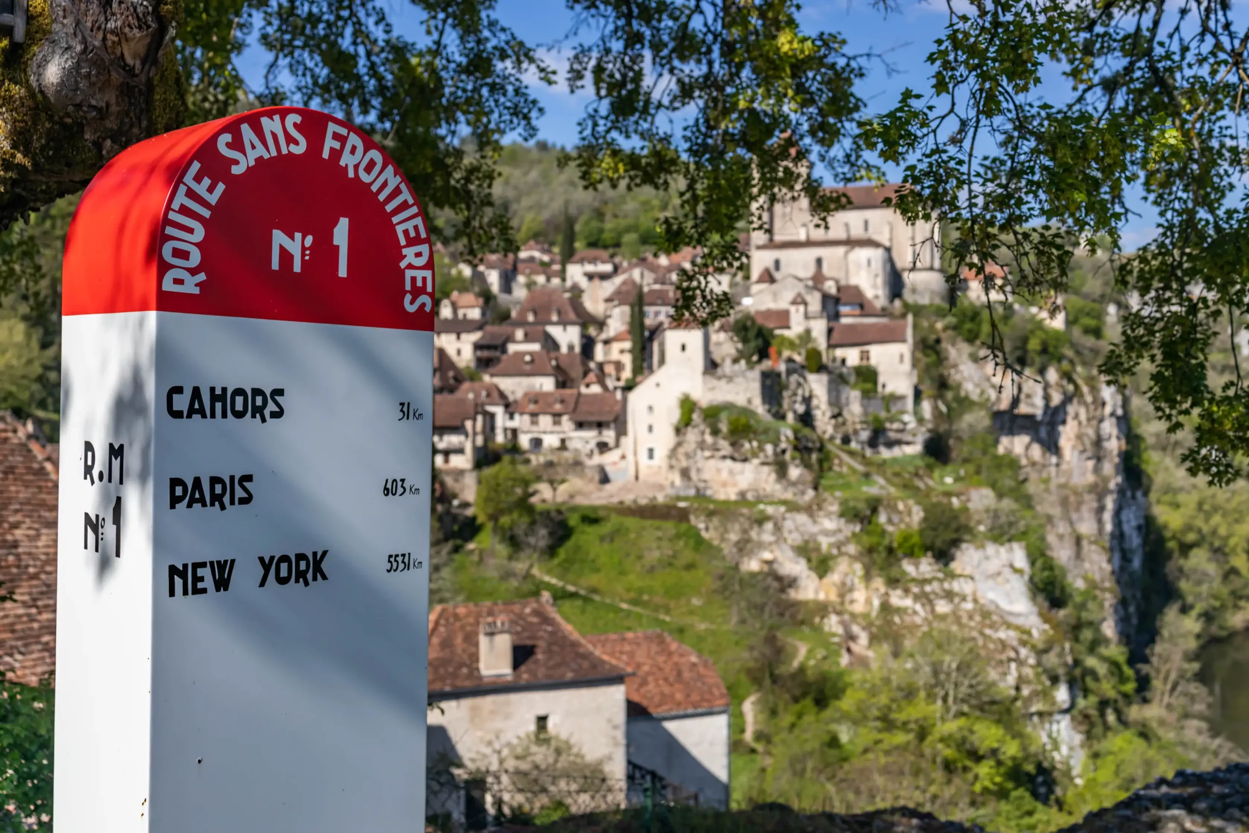 village de saint cirq lapopie dans la vallée du Lot