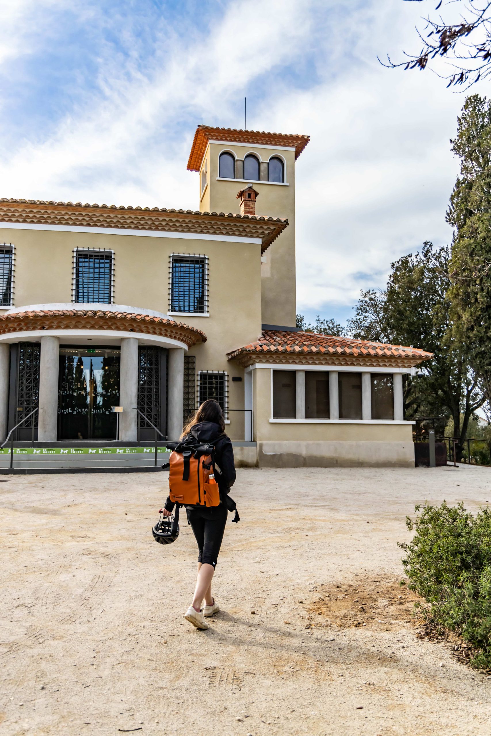 Johanne à l'entrée de l'Oppidum d'enserune