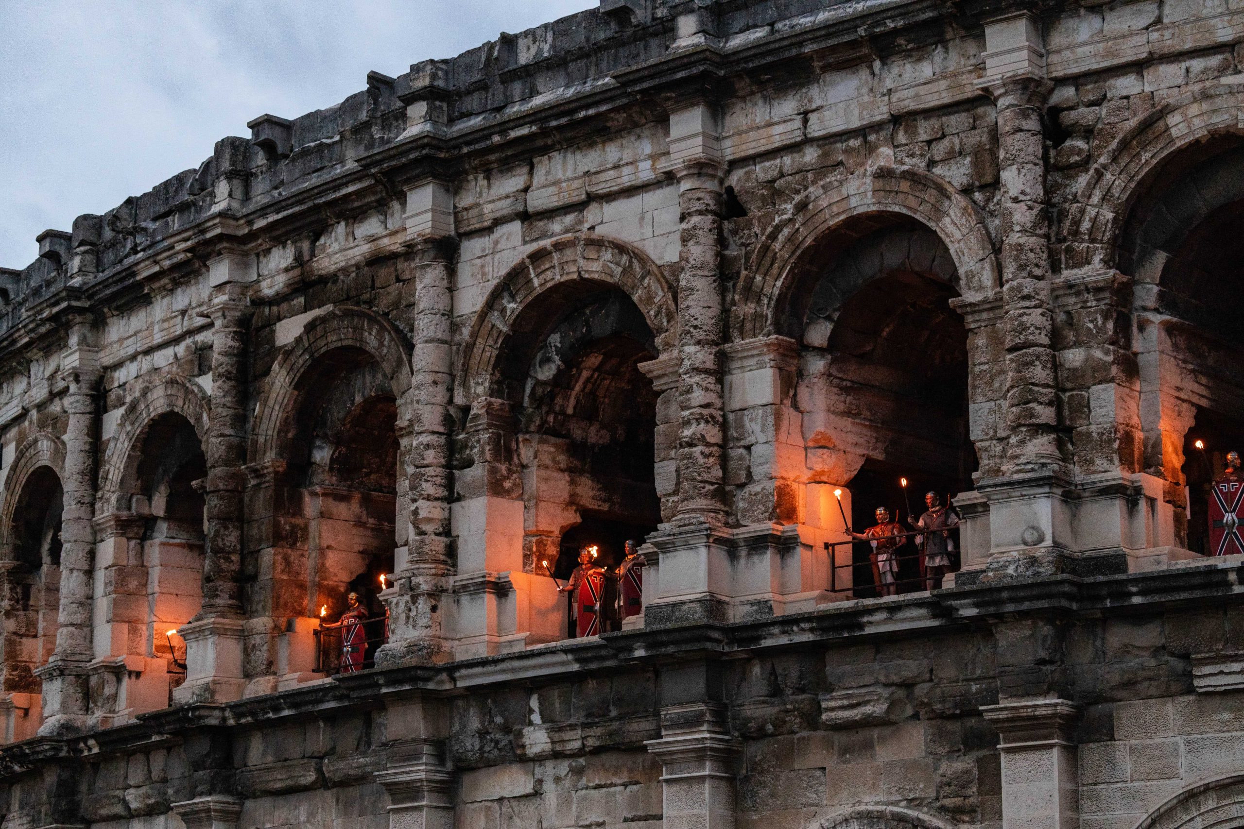 arenes de nimes aux flambeaux