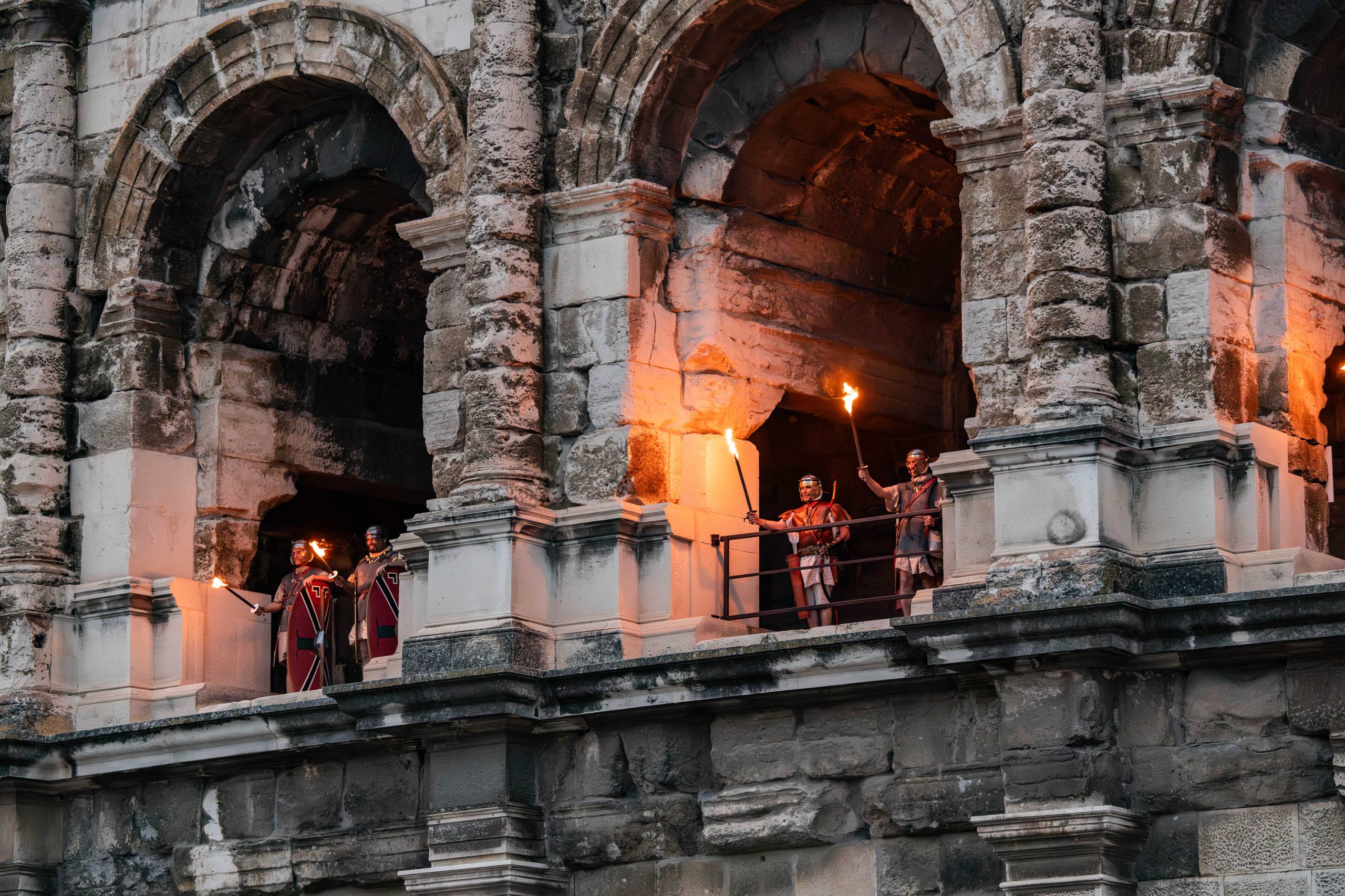 arenes de nimes de nuit aux flambeaux