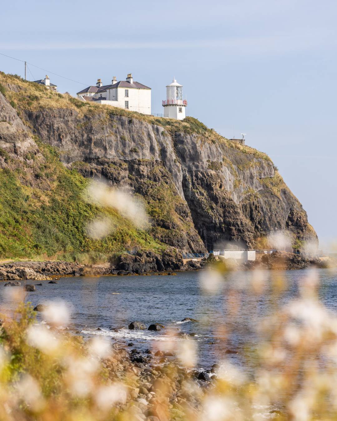 Le Blackhead Lighthouse sur un promontoire rocheux